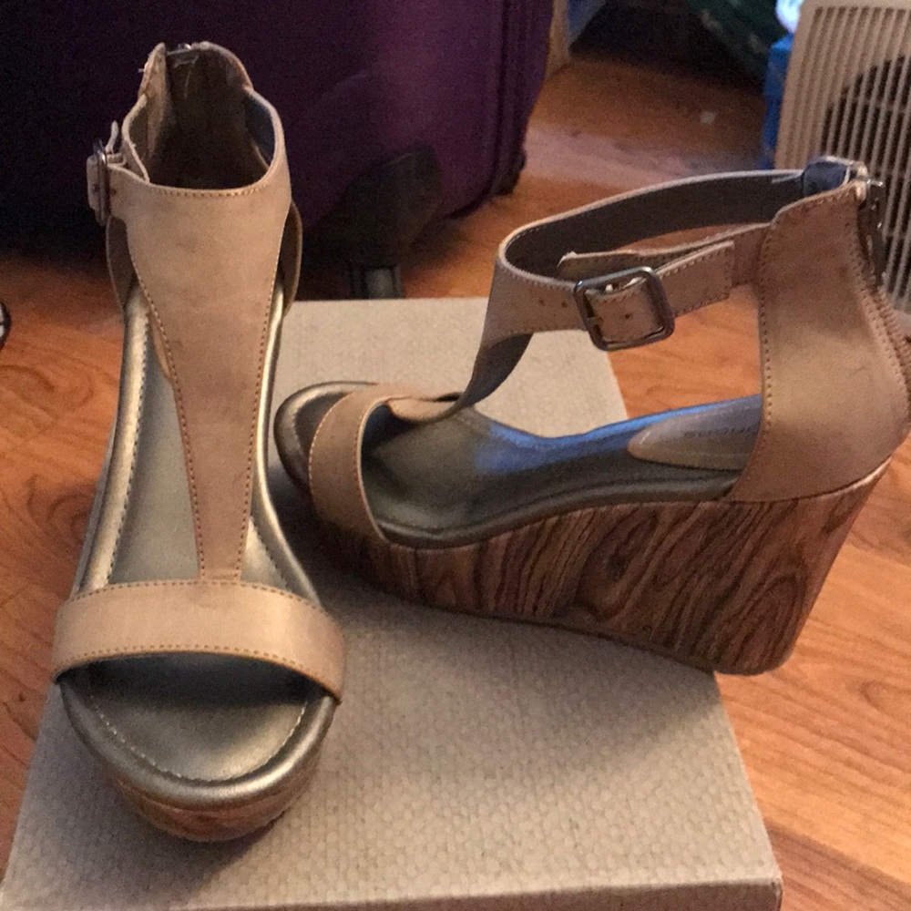 Elyse T strap wood wedge